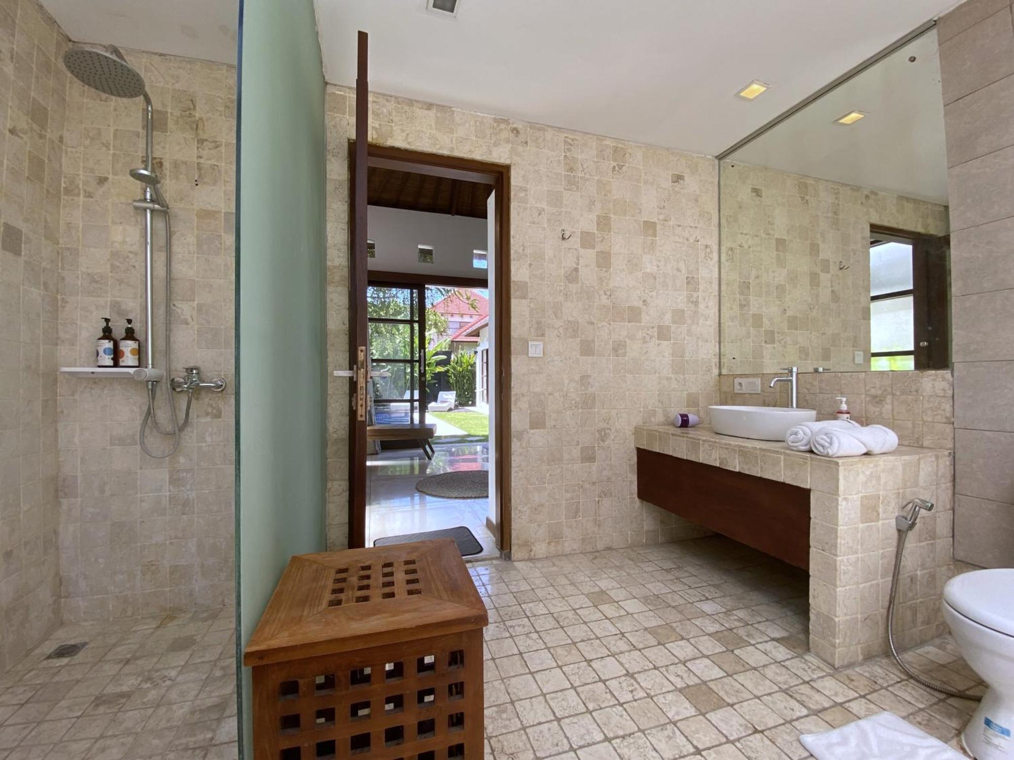 Villa Spacious In Petitenget Location